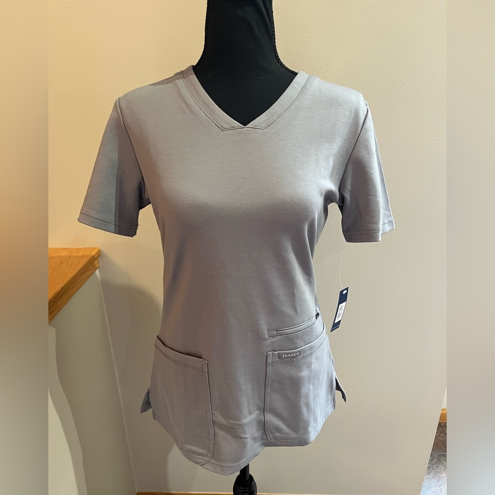 Women’s New Jaanuu gray fitted v neck pull over scrub top. Size small. J96202